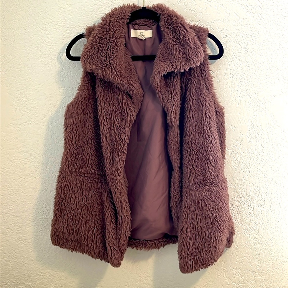 Fluffy vest, oversized, comfy. Two button snaps in front.